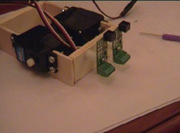 Aritza Etxebarria Ruiz: Aplicación del BASIC Stamp: un sencillo rastreador de líneas (robot rastreador, autónomo, pbasic, sensores, puerto paralelo, servos)